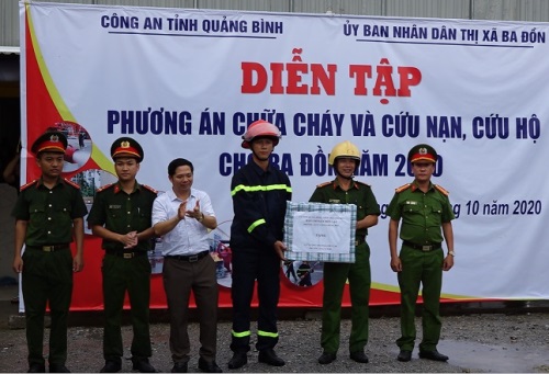 Công an tỉnh Quảng Bình phối hợp với UBND thị xã Ba Đồn diễn tập phương án chữa cháy, cứu nạn và cứu hộ chợ Ba Đồn